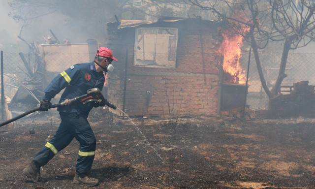 Μεγάλη φωτιά στη Βάρης – Κορωπίου: Πληροφορίες ότι καίγεται εργοστάσιο