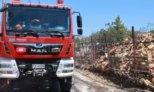 Φωτιά στο Χαλάνδρι - Στις φλόγες αποθήκη ξυλείας