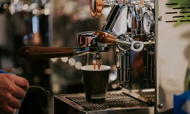 Εισφορά αλληλεγγύης στα υπερκέρδη των διυλιστηρίων - Μονιμοποιείται ο μειωμένος ΦΠΑ σε ταξί και καφέ