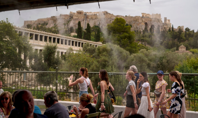 Καιρός: Αφόρητη ζέστη και ισχυρά μελτέμια - Πού έδειξε ο υδράργυρος πάνω από 41 βαθμούς Κελσίου