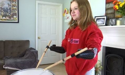 Τενεσί: Φοιτητές έφτιαξαν προσθετικά μέλη για 12χρονη - Κατάφερε να παίξει ντραμς χωρίς χέρια