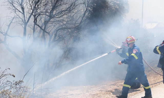 Φωτιά στη Βάρη: Κάτοικος αποκαλύπτει πως ξεκίνησε η πυρκαγιά - «Γλίτωσαν όσοι καθάρισαν τα οικόπεδα»