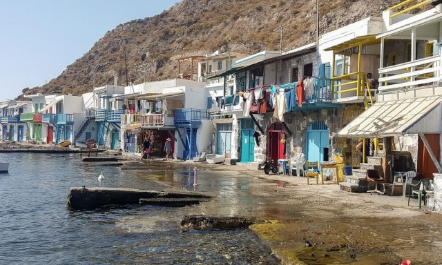 Πανάκριβες οι διακοπές σε ελληνικό νησί:  Έναν μισθό χρειάζεται μια οικογένεια