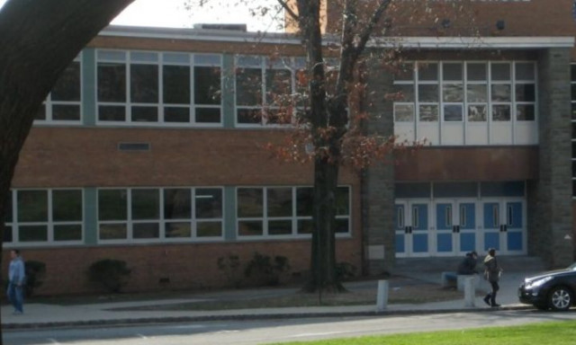 Σάλος με διαφήμιση twerking σε γυμναστήριο σχολείου - Γυναίκες χόρευαν με πρόστυχα εσώρουχα