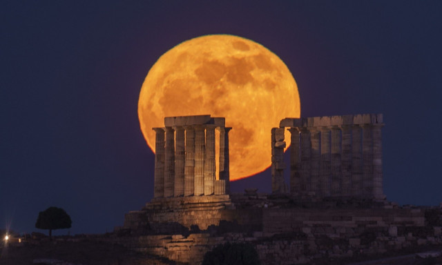 «Φεγγάρι της Φράουλας»: Όσα πρέπει να ξέρετε για την πανέμορφη πανσέληνο του Ιουνίου 2025