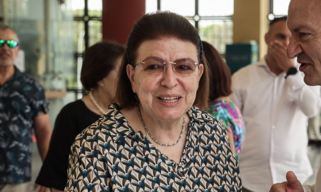 Λίνα Μενδώνη: Κλείστηκε στο ασανσέρ του Δημαρχείου Τρικάλων με την Άννα Παναγιωταρέα