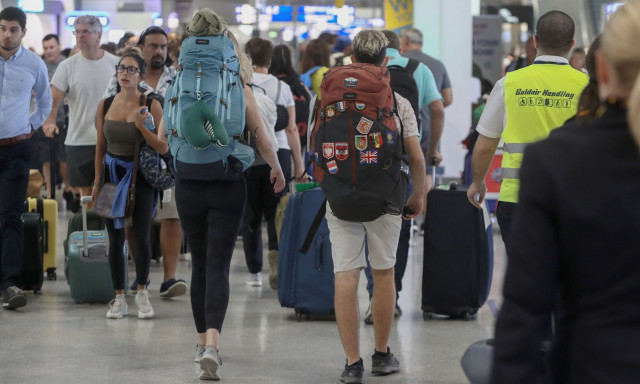 Νέο ρεκόρ στον τουρισμό: Αύξηση πάνω από 20% σε αφίξεις και έσοδα το πρώτο τετράμηνο