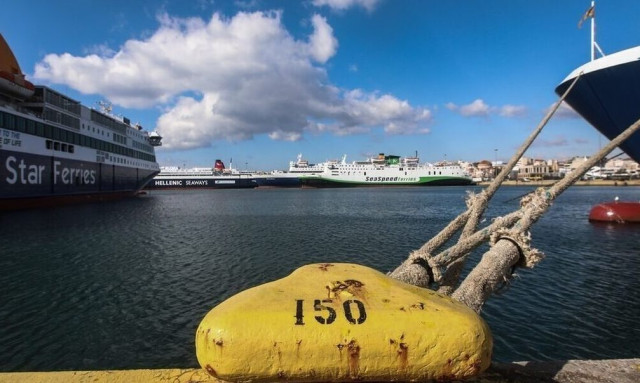 Απαγόρευση απόπλου για το Naxos Jet από το Μαντούδι