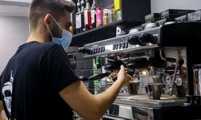 «Φαρμάκι» ο καφές: ΦΠΑ 13% για take away και delivery - «Πικρές» οι τιμές για σέρβις σε τραπέζι