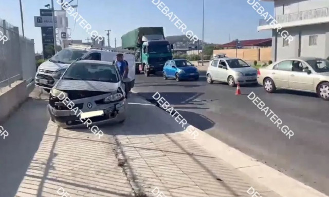 Καραμπόλα στη Λεωφόρο Σπατών -Ένα άτομο μεταφέρθηκε στο νοσοκομείο (pics)