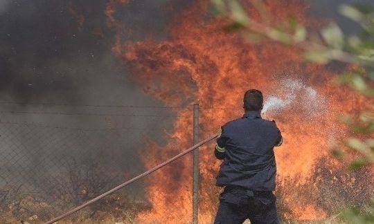 Ηλεία: Μεγάλη αναζωπύρωση της πυρκαγιάς στην περιοχή Βαλμοράχη (βίντεο)