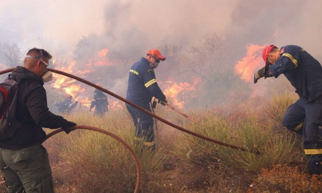 Δεκάδες πυρκαγιές ξέσπασαν και σήμερα - Συνεχίζονται οι επιχειρήσεις σε Άνδρο, Εύβοια και Έβρο