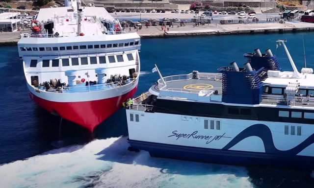 Καπετάνιος... μάστορας στην Τήνο παρκάρει «μαγικά» και αποθεώνεται - Δείτε το video