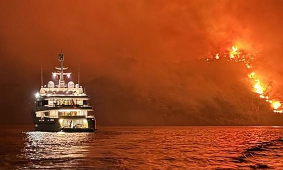 Υδρα: Πυρκαγιά στην παραλία Άγιος Νικόλαος - Πετούσαν πυροτεχνήματα από σκάφος