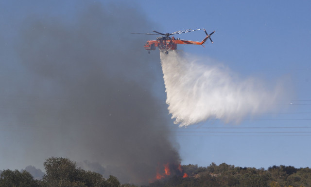 Φωτιά στον Βαρνάβα: Νέο βίντεο με ρίψεις από εναέρια μέσα για τον περιορισμό της νέας εστίας