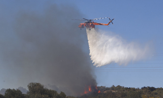 Μάχη με τις φλόγες σε Άνδρο και Ασπρόπυργο - Υπό έλεγχο η φωτιά σε Καλύβια και Μαρκόπουλο
