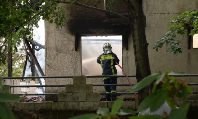 Λάρισα: Κάηκε σπίτι στην Καρίτσα - Κοντά στο δάσος οι φλόγες