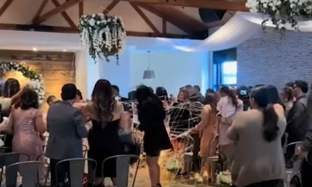 Θρίλερ σε γάμο: Έπιασε φωτιά το νυφικό της νύφης στη μέση της τελετής - Ανάστατοι οι καλεσμένοι