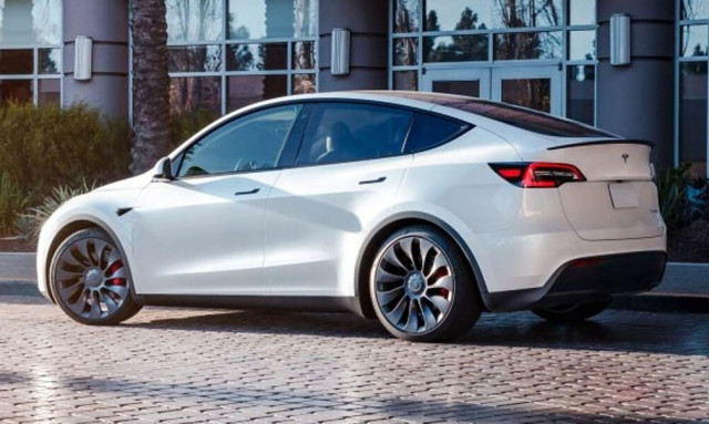 Βρέφος παγιδεύτηκε μέσα σε ένα Tesla: Οι προσπάθειες της γιαγιάς του να το σώσει