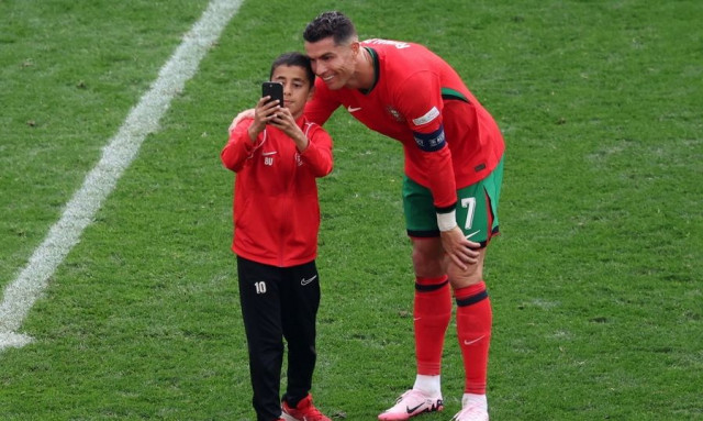 Euro 2024: Αυτή είναι η selfie του Κριστιάνο Ρονάλντο με πιτσιρικά… εισβολέα