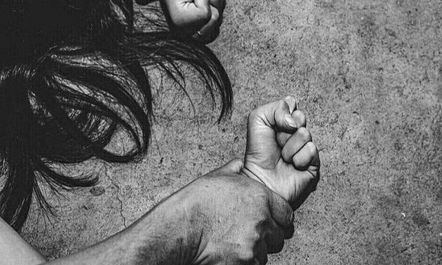 Αχαΐα: «Χειροπέδες» στους τρεις άνδρες που λήστεψαν ζευγάρι και βίασαν γυναίκα