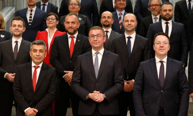 Σκόπια: Ορκίστηκε με το συνταγματικό όνομα της χώρας η νέα κυβέρνηση – Νέες προκλήσεις από Μίτσκοσκι