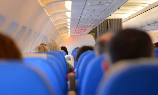 Κρήτη: Νεαρή προκάλεσε αναστάτωση σε πτήση από Λονδίνο – Αναγκαστική προσγείωση στο Ηράκλειο