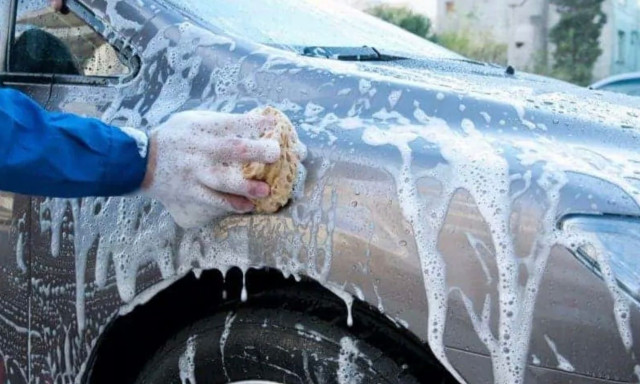 Απίστευτοι Λαρισαίοι: Πηγαίνουν στο νεκροταφείο για να πλύνουν τζάμπα τα αυτοκίνητά τους!