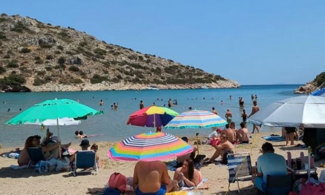 Αγίου Πνεύματος: Γέμισαν οι παραλίες της Αττικής - Το «καταφύγιο» των Αθηναίων από τη ζέστη