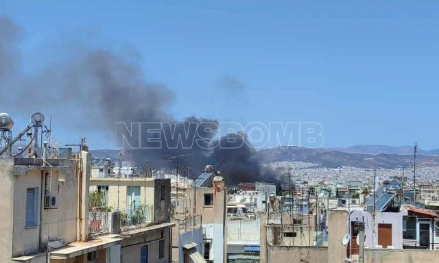 Φωτιά στην Ευελπίδων - Μεγάλη κινητοποίηση της Πυροσβεστικής