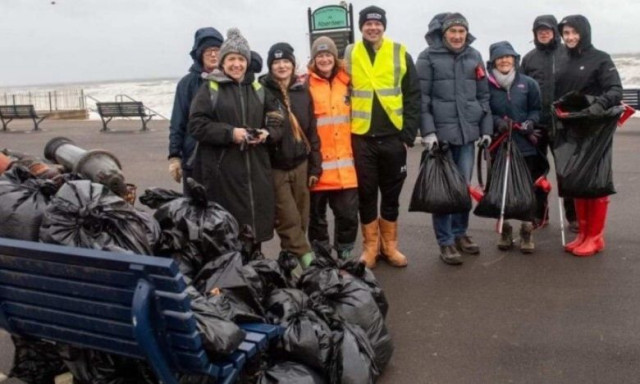 «Τσουνάμι» εθελοντισμού: 32χρονος με κατάθλιψη καθάρισε 13 τόνους σκουπιδιών μαζί με φίλους