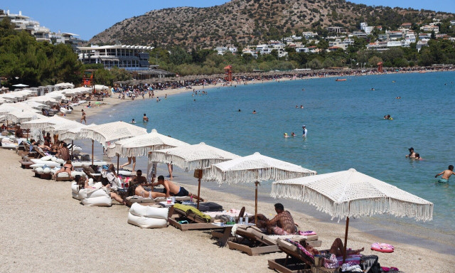 Καιρός Αγίου Πνεύματος: Ανάσες δροσιάς δίπλα στο κύμα - Ξεχύθηκαν ολοι στις παραλίες