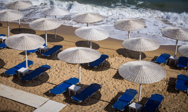 «Πόλεμος» για τις ξαπλώστρες σε ελληνικές παραλίες: Παράπονα και καταγγελίες ντόπιων για παραβάσεις