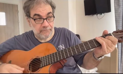 Συγκινεί ο Δημήτρης Σταρόβας: Ανήρτησε βίντεο που παίζει κιθάρα μετά το εγκεφαλικό