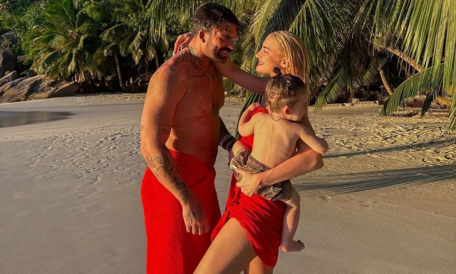 Ιωάννα Τούνη: Αγκαλιά με τον γιο της Πάρη σε παραλία της Μυκόνου