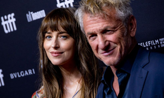 O Σον Πεν με την συμπρωταγωνίστριά του, Ντακότα Τζόνσον