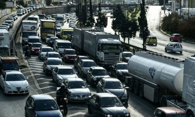 Πυρκαγιά σε νησίδα στον Κηφισό - Προβλήματα στην κυκλοφορία