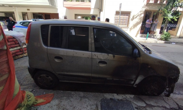 Αναστάτωση στη Λάρισα: Μπετονιέρα άρπαξε φωτιά - Κάηκαν σταθμευμένα αυτοκίνητα