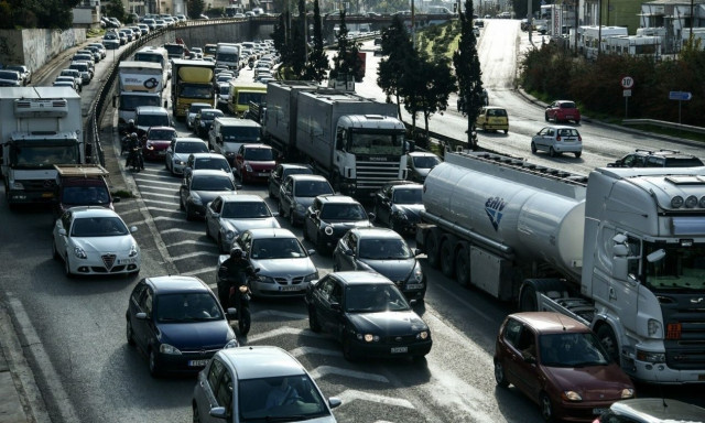 Καραμπόλα 3 οχημάτων στην κάθοδο του Κηφισού -  Αυξημένη κίνηση