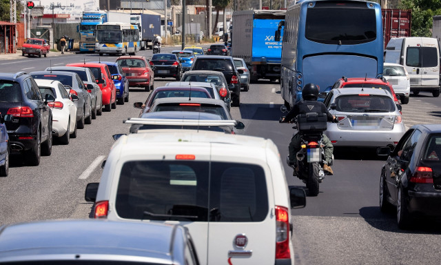 Κίνηση τώρα: Κυκλοφοριακό χάος στην Αττική Οδό λόγω τροχαίου – Πού εντοπίζονται καθυστερήσεις