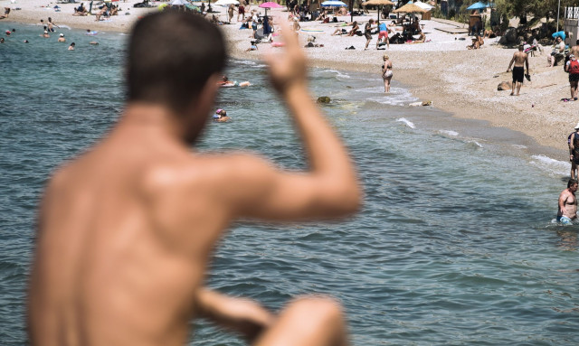 Πεντακάθαρα τα νερά στις παραλίες του Βόλου έπειτα και από τις νέες μετρήσεις