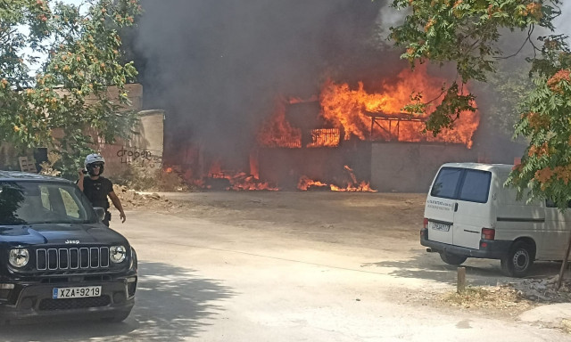 Φωτιά σε αποθήκη κτηρίου στο Μοσχάτο: Βελτιωμένη εικόνα, ενισχύθηκαν οι πυροσβεστικές δυνάμεις