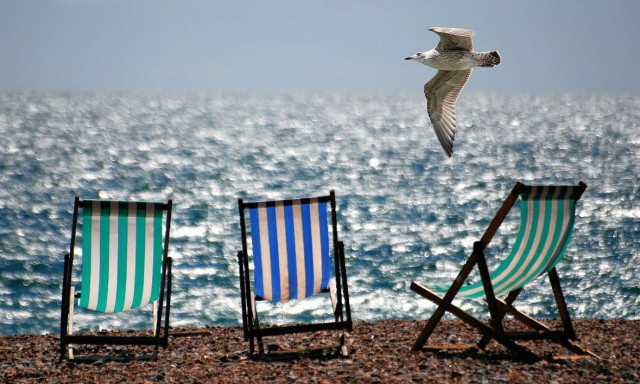 Παραλίες: Προχωρούν άλλες 225 ηλεκτρονικές δημοπρασίες για ομπρέλες, τραπεζοκαθίσματα, χώρους