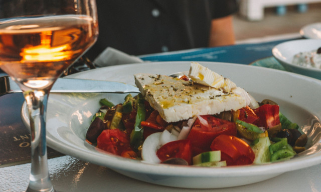 Φθηνότερη στην Ιρλανδία η ελληνική χωριάτικη σαλάτα - Ευθύνονται οι τιμές στη φέτα και το λάδι