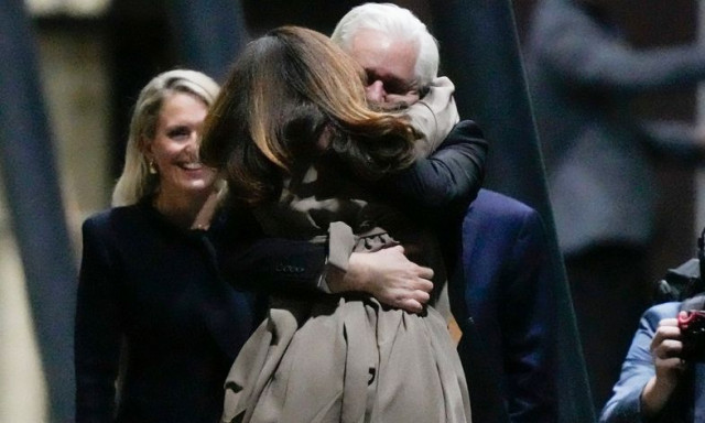 Ασάνζ: Η αγκαλιά και το παθιασμένο φιλί στην σύζυγό του, Στέλλα - Οι πρώτες στιγμές ελευθερίας