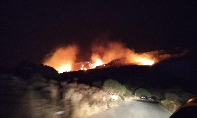 Ολονύχτια μάχη με τις φλόγες στον Άγιο Βασίλειο Ρεθύμνου - Μεγαλώνει το μέτωπο προς Τριόπετρα