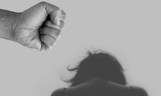 Νέο τροπή στην υπόθεση του ποινικολόγου - Φωτογραφία με το σκισμένο πουκάμισο του 69χρονου