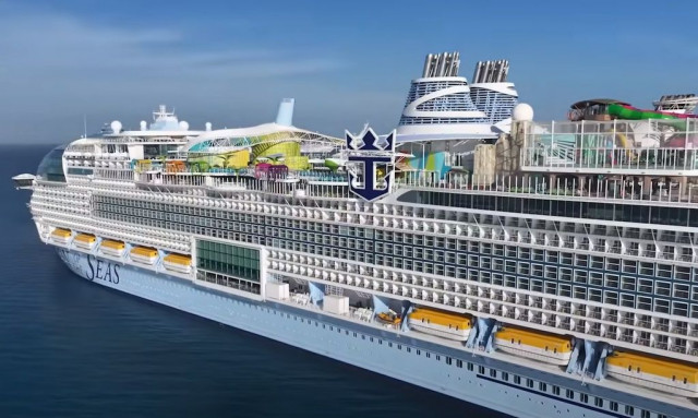 Έπιασε φωτιά το μεγαλύτερο κρουαζιερόπλοιο στον κόσμο