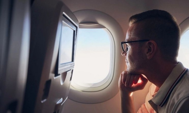 Τι είναι το rawdog; Η παράξενη ταξιδιωτική τάση που σαρώνει το TikTok