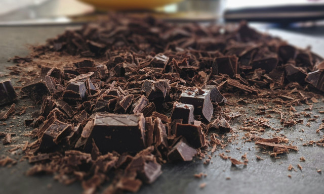 Χαράς ευαγγέλια για τους λάτρεις της σοκολάτας – «Βουτιά» στην τιμή του κακάο